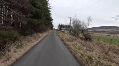 İskoçya 'daki Edinburgh yakınlarındaki Pentland Hills' te İskoç Hillwalking. Dışarıda yürüyüş, dağ tepesinde kovalamaca, dışarıda yamaçta tırmanma.