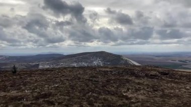 İskoçya 'daki Edinburgh yakınlarındaki Pentland Hills' te İskoç Hillwalking. Dışarıda yürüyüş, dağ tepesinde kovalamaca, dışarıda yamaçta tırmanma.
