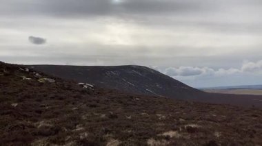 İskoçya 'daki Edinburgh yakınlarındaki Pentland Hills' te İskoç Hillwalking. Dışarıda yürüyüş, dağ tepesinde kovalamaca, dışarıda yamaçta tırmanma.