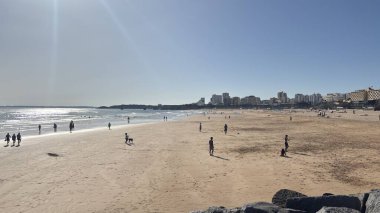 Praia da Rocha. Portekiz, Portimo 'da tatil plajı. Sandy güzel Atlantik Okyanusu dalgaları Portekiz Algarve tatil beldesi Portimao 'da yaz tatilinde