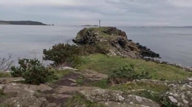 Downing Point Bataryası. Birinci Dünya Savaşı 'ndan kalma terk edilmiş kıyı savunmaları. Donanma silah mevzisi İskoçya 'nın Edinburgh Nehri kıyısındaki savunma mevzilerini tahrip etti.