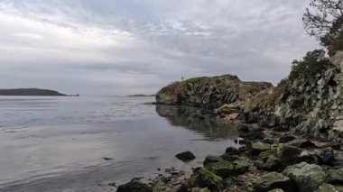 Downing Point Bataryası. Birinci Dünya Savaşı 'ndan kalma terk edilmiş kıyı savunmaları. Donanma silah mevzisi İskoçya 'nın Edinburgh Nehri kıyısındaki savunma mevzilerini tahrip etti.