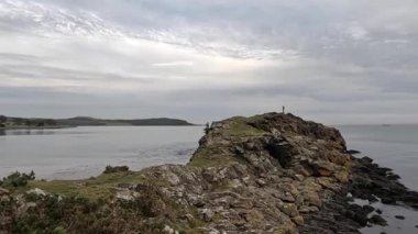 Downing Point Bataryası. Birinci Dünya Savaşı 'ndan kalma terk edilmiş kıyı savunmaları. Donanma silah mevzisi İskoçya 'nın Edinburgh Nehri kıyısındaki savunma mevzilerini tahrip etti.