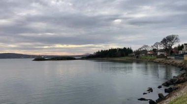 Downing Point Bataryası. Birinci Dünya Savaşı 'ndan kalma terk edilmiş kıyı savunmaları. Donanma silah mevzisi İskoçya 'nın Edinburgh Nehri kıyısındaki savunma mevzilerini tahrip etti.