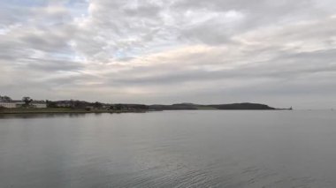 Downing Point Bataryası. Birinci Dünya Savaşı 'ndan kalma terk edilmiş kıyı savunmaları. Donanma silah mevzisi İskoçya 'nın Edinburgh Nehri kıyısındaki savunma mevzilerini tahrip etti.