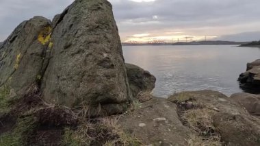 Downing Point Bataryası. Birinci Dünya Savaşı 'ndan kalma terk edilmiş kıyı savunmaları. Donanma silah mevzisi İskoçya 'nın Edinburgh Nehri kıyısındaki savunma mevzilerini tahrip etti.
