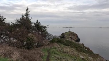 Downing Point Bataryası. Birinci Dünya Savaşı 'ndan kalma terk edilmiş kıyı savunmaları. Donanma silah mevzisi İskoçya 'nın Edinburgh Nehri kıyısındaki savunma mevzilerini tahrip etti.