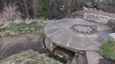 Downing Point Bataryası. Birinci Dünya Savaşı 'ndan kalma terk edilmiş kıyı savunmaları. Donanma silah mevzisi İskoçya 'nın Edinburgh Nehri kıyısındaki savunma mevzilerini tahrip etti.
