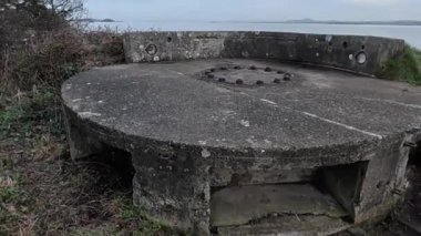 Downing Point Bataryası. Birinci Dünya Savaşı 'ndan kalma terk edilmiş kıyı savunmaları. Donanma silah mevzisi İskoçya 'nın Edinburgh Nehri kıyısındaki savunma mevzilerini tahrip etti.