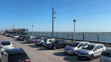 Algarve sahillerinde güneşli bir yaz gününde Portekiz 'de Diesel Yolcu Demiryolu Treni. Toplu taşımacılık demiryolu seyahatine bağlı tatil yeri