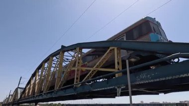 Algarve sahillerinde güneşli bir yaz gününde Portekiz 'de Diesel Yolcu Demiryolu Treni. Toplu taşımacılık demiryolu seyahatine bağlı tatil yeri