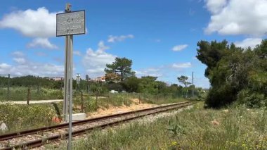 Algarve sahillerinde güneşli bir yaz gününde Portekiz 'de Diesel Yolcu Demiryolu Treni. Toplu taşımacılık demiryolu seyahatine bağlı tatil yeri