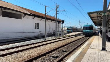 Algarve sahillerinde güneşli bir yaz gününde Portekiz 'de Diesel Yolcu Demiryolu Treni. Toplu taşımacılık demiryolu seyahatine bağlı tatil yeri