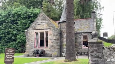 Aberlour Damıtma 'nın giriş kapısı ve hediyelik eşya dükkanı. İskoç viski fabrikası. Aberlour, İskoçya İskoçya. İskoçya 'da Speyside. 