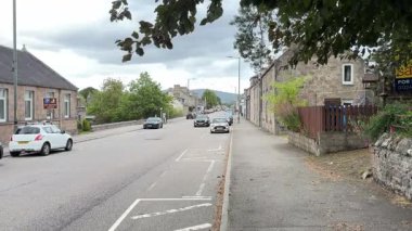İskoçya 'nın Speyside kentindeki güzel İskoç Highland kasabası Aberlour. Eski taş binalar ve köy manzaralı binalar. İskoç turist cazibesi