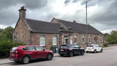 İskoçya 'nın Speyside kentindeki güzel İskoç Highland kasabası Aberlour. Eski taş binalar ve köy manzaralı binalar. İskoç turist cazibesi