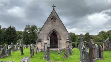 Aberlour Mezarlığı, İskoç Dağları. İskoçya 'da Speyside. Savaş anıtı mezar taşı 