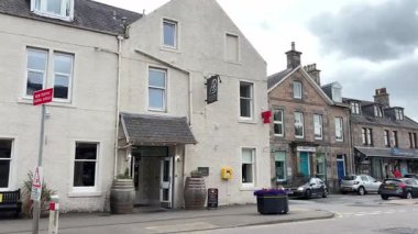 İskoçya 'nın Speyside kentindeki güzel İskoç Highland kasabası Aberlour. Eski taş binalar ve köy manzaralı binalar. İskoç turist cazibesi