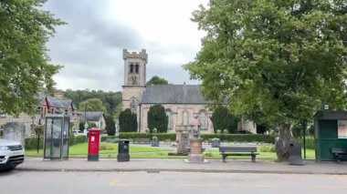 İskoçya 'nın Speyside kentindeki güzel İskoç Highland kasabası Aberlour. Eski taş binalar ve köy manzaralı binalar. İskoç turist cazibesi