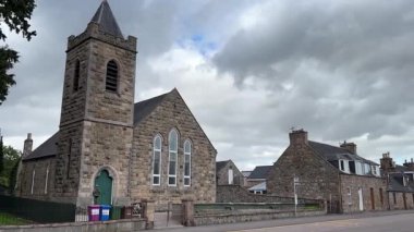 İskoçya 'nın Speyside kentindeki güzel İskoç Highland kasabası Aberlour. Eski taş binalar ve köy manzaralı binalar. İskoç turist cazibesi