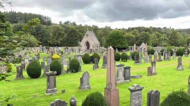 Aberlour Mezarlığı, İskoç Dağları. İskoçya 'da Speyside. Savaş anıtı mezar taşı 