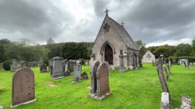 Aberlour Mezarlığı, İskoç Dağları. İskoçya 'da Speyside. Savaş anıtı mezar taşı 