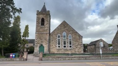 İskoçya 'nın Speyside kentindeki güzel İskoç Highland kasabası Aberlour. Eski taş binalar ve köy manzaralı binalar. İskoç turist cazibesi