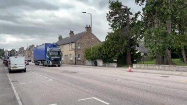 İskoçya 'nın Speyside kentindeki güzel İskoç Highland kasabası Aberlour. Eski taş binalar ve köy manzaralı binalar. İskoç turist cazibesi