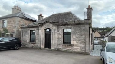 İskoçya 'nın Speyside kentindeki güzel İskoç Highland kasabası Aberlour. Eski taş binalar ve köy manzaralı binalar. İskoç turist cazibesi