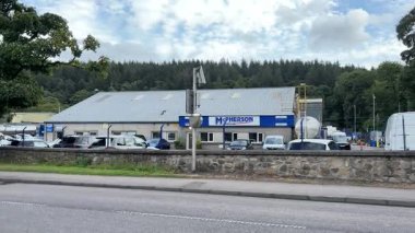 İskoçya 'nın Speyside kentindeki güzel İskoç Highland kasabası Aberlour. Eski taş binalar ve köy manzaralı binalar. İskoç turist cazibesi