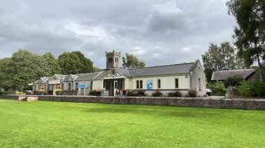 İskoçya 'nın Speyside kentindeki güzel İskoç Highland kasabası Aberlour. Eski taş binalar ve köy manzaralı binalar. İskoç turist cazibesi