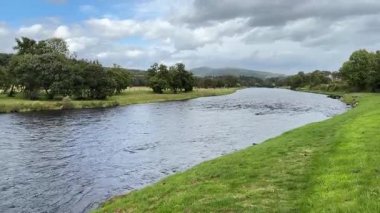 Aberlour 'daki Spey Nehri. İskoçya 'nın dağlık kesimlerinde ünlü İskoç somon balıkçılığı nehri. 