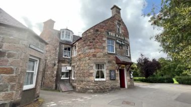 İskoçya 'nın Speyside kentindeki güzel İskoç Highland kasabası Aberlour. Eski taş binalar ve köy manzaralı binalar. İskoç turist cazibesi