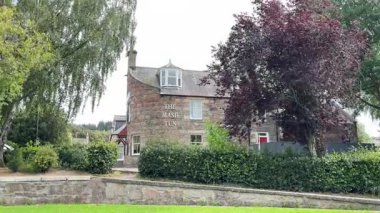 İskoçya 'nın Speyside kentindeki güzel İskoç Highland kasabası Aberlour. Eski taş binalar ve köy manzaralı binalar. İskoç turist cazibesi