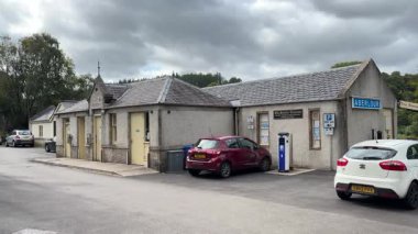 İskoçya 'nın Speyside kentindeki güzel İskoç Highland kasabası Aberlour. Eski taş binalar ve köy manzaralı binalar. İskoç turist cazibesi