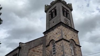 İskoçya 'nın Speyside kentindeki güzel İskoç Highland kasabası Aberlour. Eski taş binalar ve köy manzaralı binalar. İskoç turist cazibesi