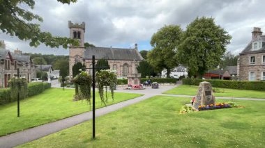 İskoçya 'nın Speyside kentindeki güzel İskoç Highland kasabası Aberlour. Eski taş binalar ve köy manzaralı binalar. İskoç turist cazibesi