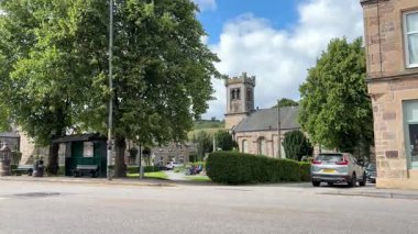 İskoçya 'nın Speyside kentindeki güzel İskoç Highland kasabası Aberlour. Eski taş binalar ve köy manzaralı binalar. İskoç turist cazibesi