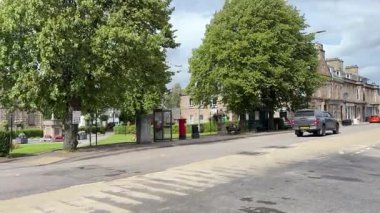 İskoçya 'nın Speyside kentindeki güzel İskoç Highland kasabası Aberlour. Eski taş binalar ve köy manzaralı binalar. İskoç turist cazibesi