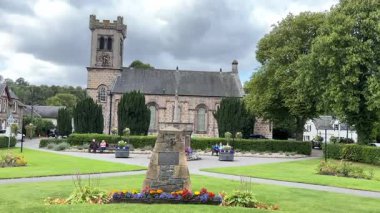 İskoçya 'nın Speyside kentindeki güzel İskoç Highland kasabası Aberlour. Eski taş binalar ve köy manzaralı binalar. İskoç turist cazibesi