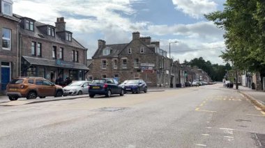 İskoçya 'nın Speyside kentindeki güzel İskoç Highland kasabası Aberlour. Eski taş binalar ve köy manzaralı binalar. İskoç turist cazibesi