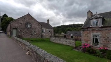 İskoçya 'nın Speyside kentindeki güzel İskoç Highland kasabası Aberlour. Eski taş binalar ve köy manzaralı binalar. İskoç turist cazibesi