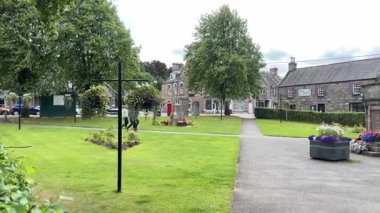 İskoçya 'nın Speyside kentindeki güzel İskoç Highland kasabası Aberlour. Eski taş binalar ve köy manzaralı binalar. İskoç turist cazibesi