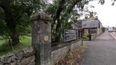 Aberlour, İskoçya 'daki St. Margarets Kilisesi ve mezarlığı. İskoçya 'da Speyside. Savaş anıtı mezar taşı