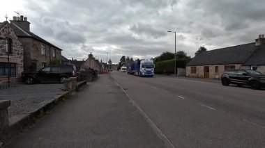 İskoçya 'nın Speyside kentindeki güzel İskoç Highland kasabası Aberlour. Eski taş binalar ve köy manzaralı binalar. İskoç turist cazibesi