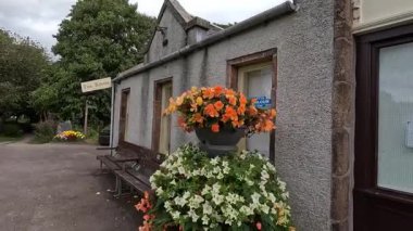 İskoçya 'nın Speyside kentindeki güzel İskoç Highland kasabası Aberlour. Eski taş binalar ve köy manzaralı binalar. İskoç turist cazibesi