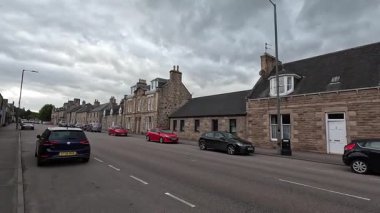 İskoçya 'nın Speyside kentindeki güzel İskoç Highland kasabası Aberlour. Eski taş binalar ve köy manzaralı binalar. İskoç turist cazibesi