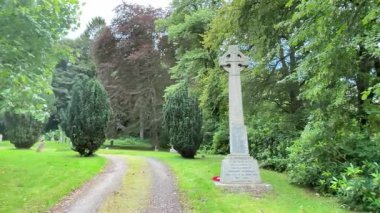 Aberlour, İskoçya 'daki St. Margarets Kilisesi ve mezarlığı. İskoçya 'da Speyside. Savaş anıtı mezar taşı