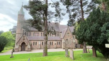 Aberlour, İskoçya 'daki St. Margarets Kilisesi ve mezarlığı. İskoçya 'da Speyside. Savaş anıtı mezar taşı