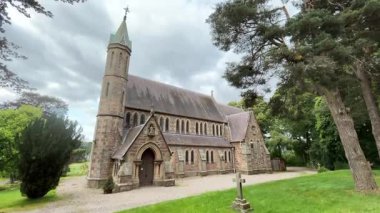 Aberlour, İskoçya 'daki St. Margarets Kilisesi ve mezarlığı. İskoçya 'da Speyside. Savaş anıtı mezar taşı